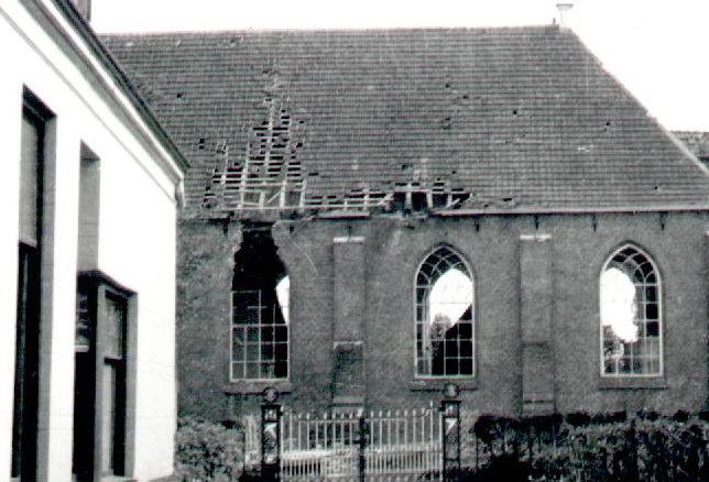 Detail van de kapotgeschoten kerk van Nieuwolda. Bron: Riekus van der Wal.